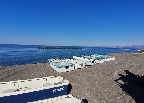 北海道伊達市レンタル釣り船、ヒラメ・カレイ・シャケ釣りの黄金マリン、ボート庫浜辺