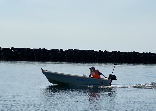 北海道伊達市レンタル釣り船、ヒラメ・カレイ・シャケ釣りの黄金マリン、海上を走るレンタルポケットボート画像