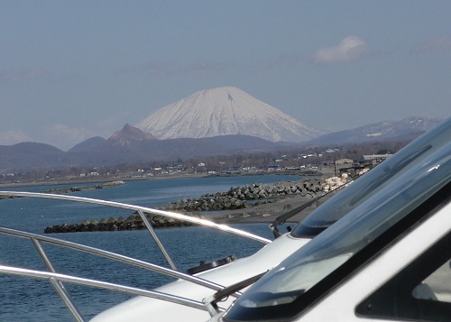 北海道伊達市レンタル釣り船、ヒラメ・カレイ・シャケ釣りの黄金マリン、羊蹄山を臨む